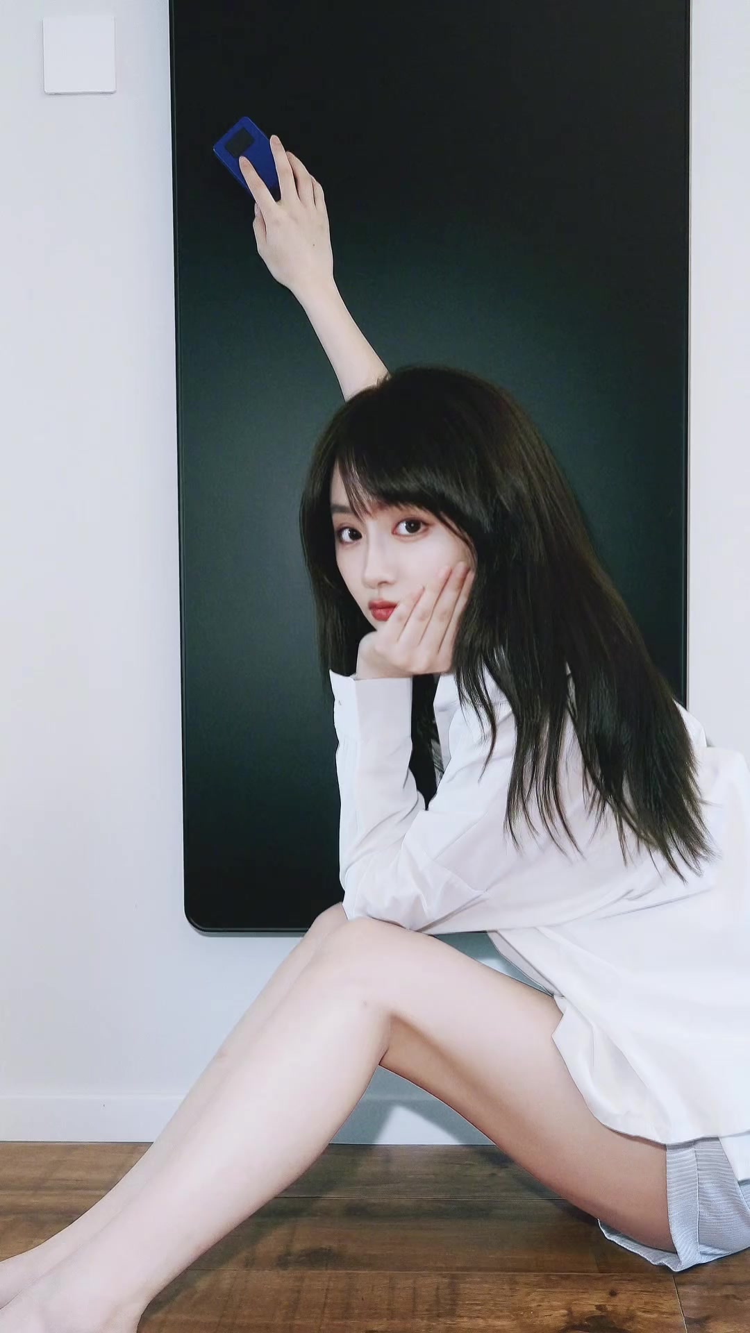 哇塞！😍小七身穿白衬衫美美自拍，这你们受得了嘛？
